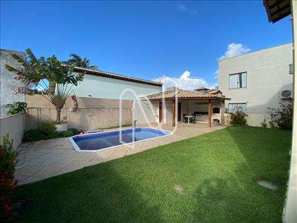 Piscina com área de lazer