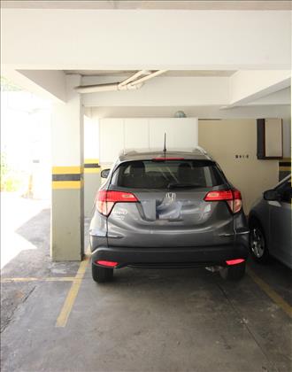 Garagem coberta e demarcada