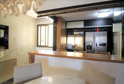 Sala de jantar com bancada estilo americana