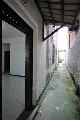Entrada lateral para o apartamento.