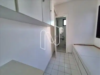 Quarto e banheiro de serviço 