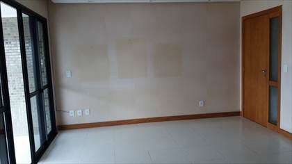 Sala e porta de entrada social