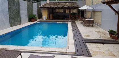 Piscina e espaço da churrasqueira