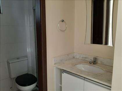 Lavabo e banheiro social.