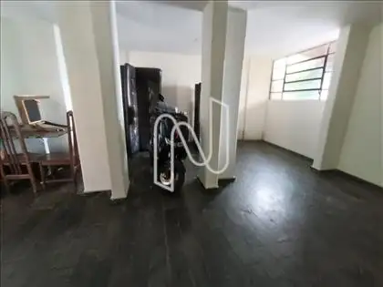 Estacionamento coberto para motos.