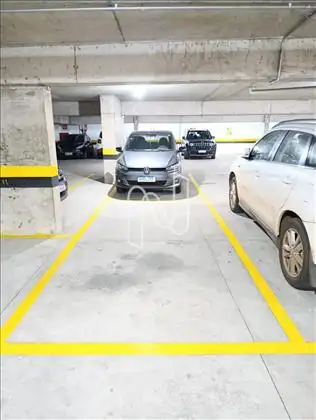 Vaga livre e demarcada sob pilotis.