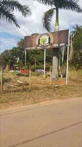 Em frente ao terreno