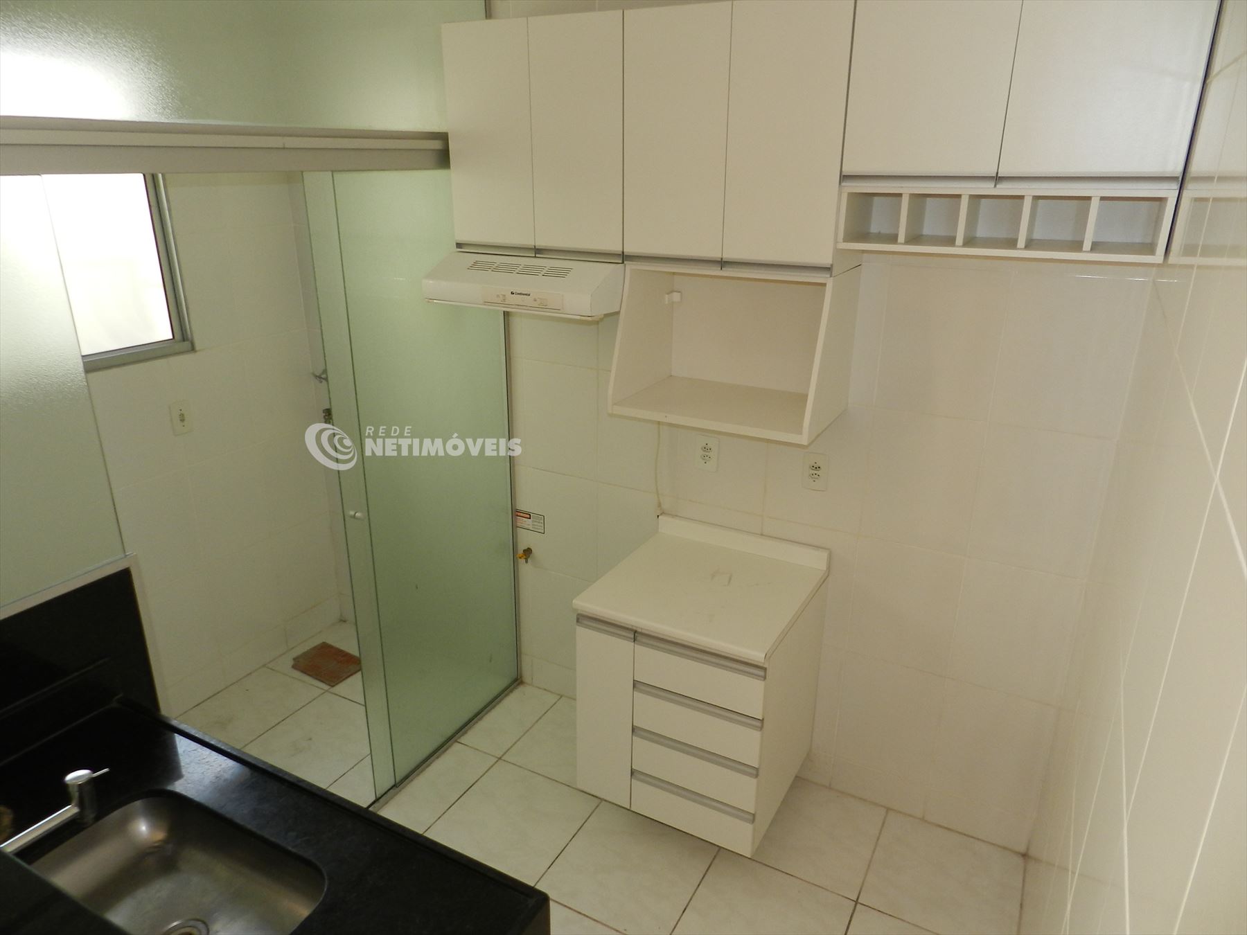  Cozinha com armários e fechamento com a área